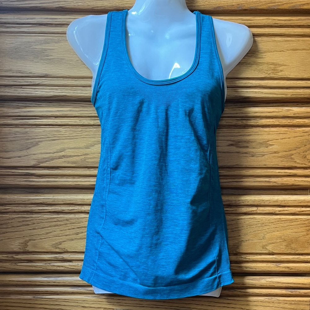 📸 🛍️ H&M Sport • Active Racerback Tank Top w/ built-in bra • Size XS